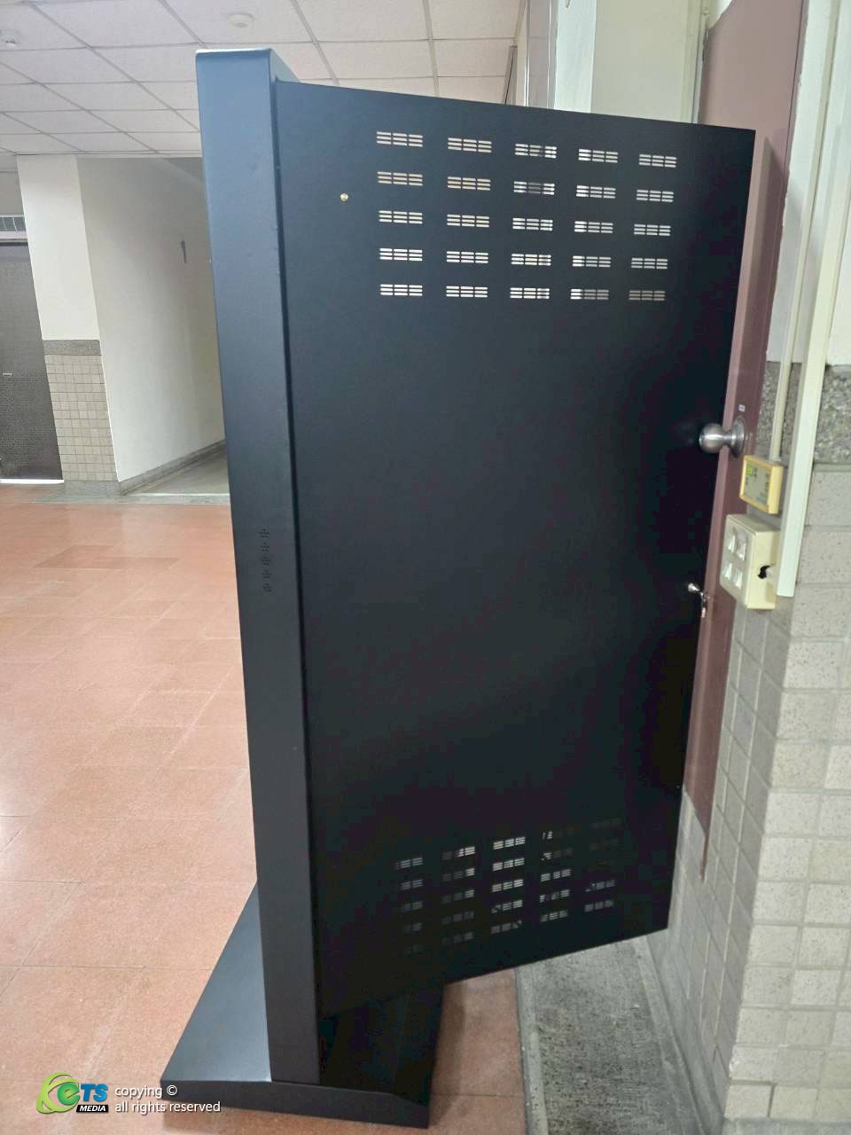 廣木本葉為高雄地方檢察署安裝一台具觸控功能的 KIOSK 機櫃