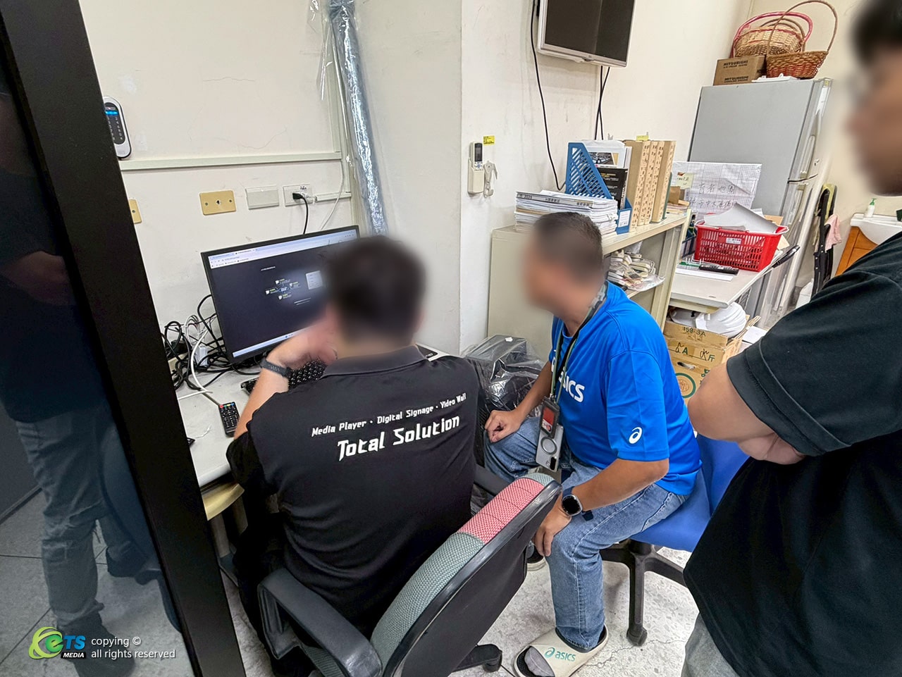 廣木本葉為高雄地方檢察署安裝一台具觸控功能的 KIOSK 機櫃並做內容播放的系統教學